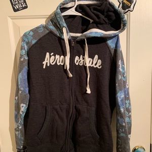 Zip up hoodie with a flower like pattern